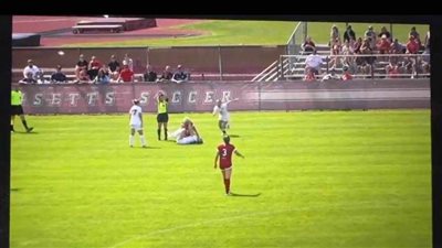 تبادل اللكمات بين اللاعبات في مباراة كرة قدم نسائية