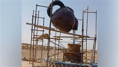 جدل واسع حول تصميم تمثال «براد الشاي» بمدخل مدينة أسوان الجديدة