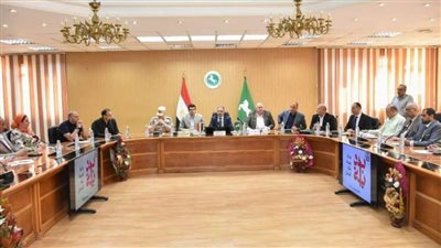 محافظ الشرقية يناقش آليات تنفيذ فعاليات المشروع القومي للتنمية البشرية