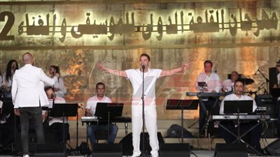 مدحت صالح يطرب جمهوره بأروع أعماله