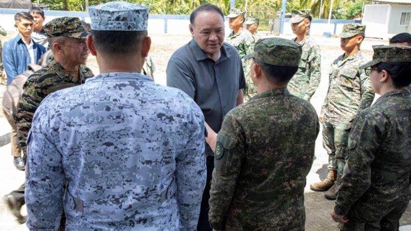 وزير الدفاع الفلبيني