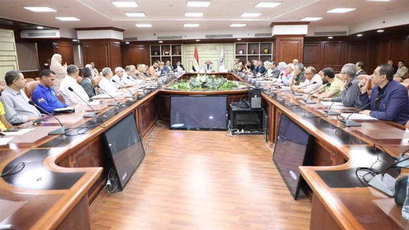 اجتماع محافظ بنى