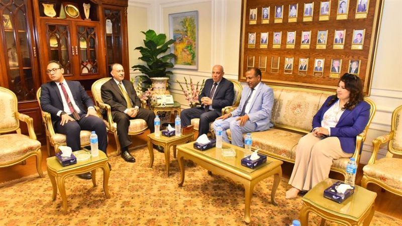 محافظ أسيوط يستقبل