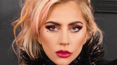 ليدي جاجا ترتدي عقدا من مصممة مصرية