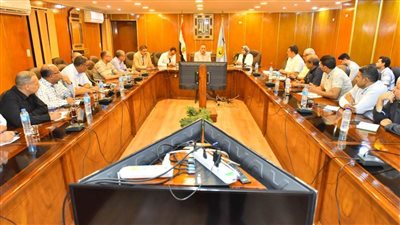 محافظ أسيوط يبحث وضع خطط استباقية لمواجهة 