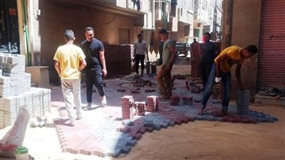 بدء أعمال تركيب بلاط الانترلوك بعدد من الشوارع الجانبية بحي شرق سوهاج 