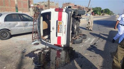 إصابة 8 أشخاص في تصادم سيارتين بأسيوط