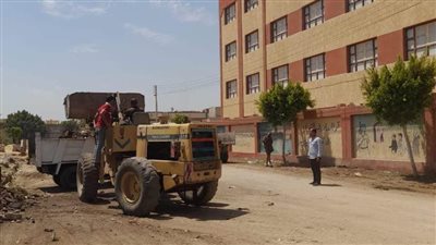 حملات مكثفة لإزالة المخلفات الصلبة وتمهيد وتسوية الطرق بشوارع وقرى المنيا