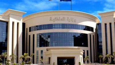  وزارة الداخلية تُمكن أحد السجناء من حضور جنازة والده بالقاهرة