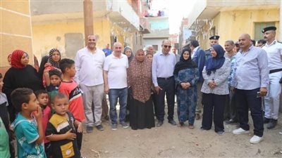 محافظ المنيا يزور عزبة طهران ويوجه بتوفير سيارات كسح مجانًا للأهالي