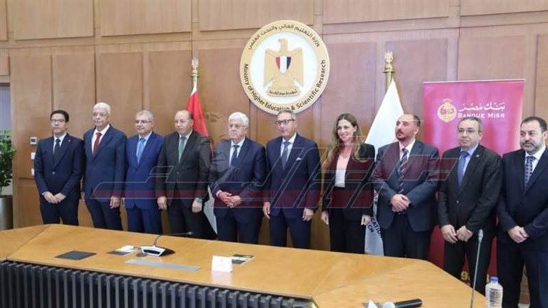 أثناء توقيع بروتوكول