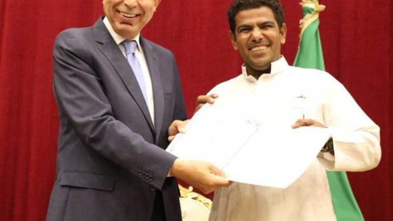 محافظ المنيا يسلم