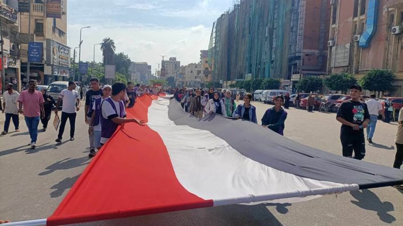 علم مصر يتقدم المسيرة