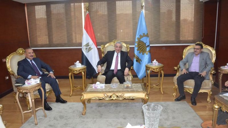 جانب من اجتماع محافظ