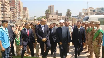 مفتي الديار المصرية ومحافظ القليوبية يرفعان علم الجمهورية على ساري حديقة ببنها