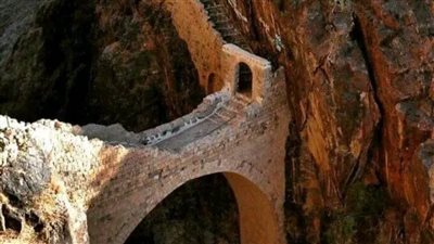 جسر شهارة: قوس عابر للزمان والمكان في جبال اليمن