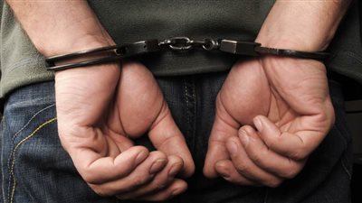 القبض على عاطل تعدى على شاب ووالدته في مشاجرة بسبب لهو الأطفال في بنها