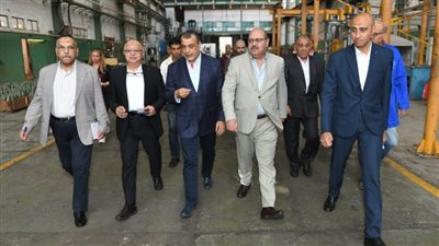 وزير الإنتاج الحربي يفاجئ قيادات وعمال 