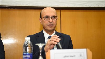 رئيس جامعة أسيوط يلتقي مديري الإدارات القانونية لمناقشة تطوير نظم العمل القانونية بالجامعة