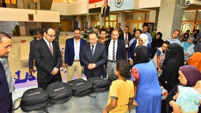 محافظ أسيوط يوزع 100 حقيبة مدرسية بمشتملاتها على الأيتام وأبناء مستحقي 