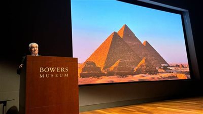 د. زاهى حواس يلقى محاضرة عن اهم اكتشافاته بمتحف بور بامريكا