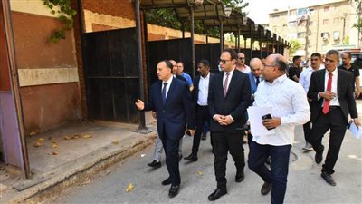 محافظ أسيوط يتفقد الباكيات الحضارية للباعة الجائلين بالوليدية ويوجه بإزالة الإشغالات بالمنطقة