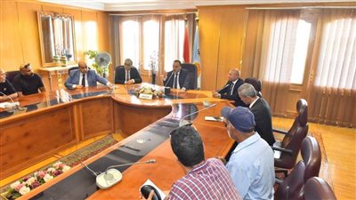 محافظ أسيوط يلتقى العاملين بمشروعات المحافظة والمنتدبين بالوحدات المحلية