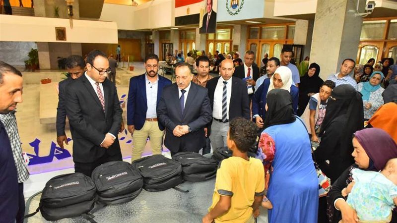 محافظ أسيوط يوزع