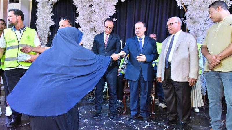 جانب من توزيع المساعدات