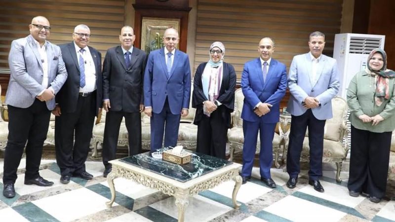 محافظ المنيا ووفد