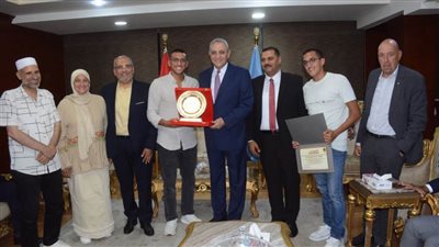 محافظ الغربية يكرم 