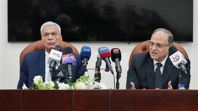 رئيسا هيئتا الدواء والشراء الموحد يطلقان مبادرة توطين المواد الخام غير الفعالة