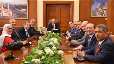 محافظ بورسعيد يبحث آليات تنشيط الحركة التجارية والنهوض بها