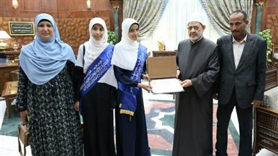 شيخ الأزهر يكرم أوائل الثانوية الأزهرية ويهنئهم على تفوقهم ونجاحهم
