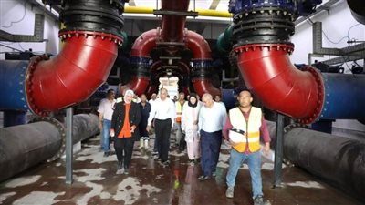 محافظ المنيا يتفقد توسعات محطة مياه ديرمواس الجديدة ويصرف مكافأة للعاملين