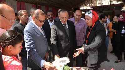 محافظ أسيوط يشهد الكرنفال السنوي لتوزيع 100 حقيبة مدرسية