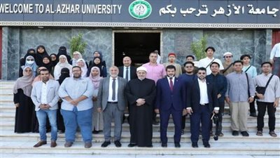 رئيس جامعة الأزهر يلتقي الوافدين الجدد من سنغافورة ويحثهم على التزود بالعلم النافع