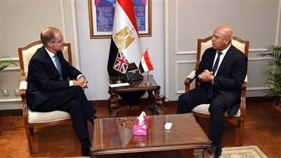 كامل الوزير والسفير البريطاني بالقاهرة يبحثان عددا من المشروعات المشتركة 