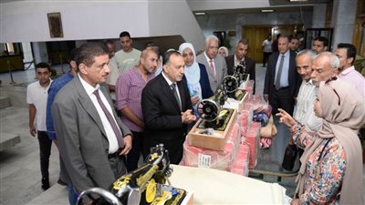 محافظ أسيوط يوزع 44 ماكينة خياطة على الوحدات المحلية لتدريب السيدات المعيلات 