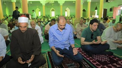 محافظ سوهاج يؤدي صلاة الجمعة بمسجد الشرطة