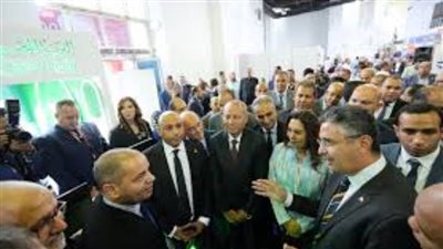 وزير التموين والتجارة الداخلية يتفقد جناح البريد في معرض أهلا مدارس