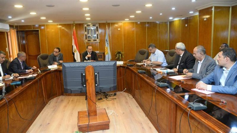 محافظ أسيوط يجتمع