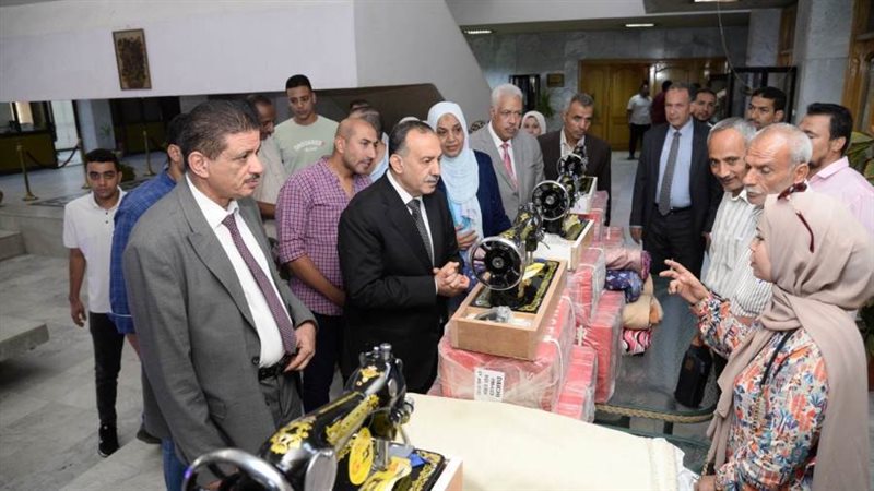 محافظ أسيوط يوزع