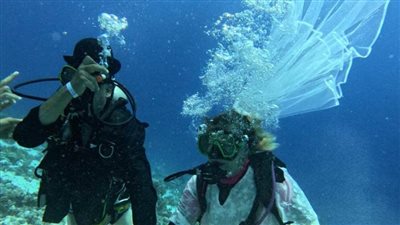 المعازيم غطاسين.. حفل زفاف في أعماق البحار.. يورسلوف وبولينا يتزوجان بالغردقة |صور