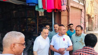 محافظ أسيوط يتفقد محلات الملابس والمفروشات بأبوتيج لتسويق منتجات الخياطة والسيدات المعيلات