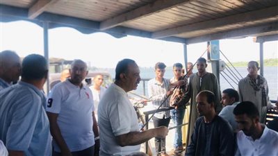 محافظ أسيوط يستقل معدية إلى ساحل سليم للاطمئنان على توافر مقومات الأمان والسلامة بالمعديات