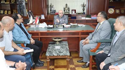 محافظ بني سويف يلتقي أعضاء اللجنة الوزارية لمراجعة سيارات ذوي الهمم