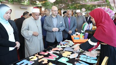 محافظ بني سويف يتفقد معرض الوسائل التعليمية الخاصة بمرحلة رياض الأطفال