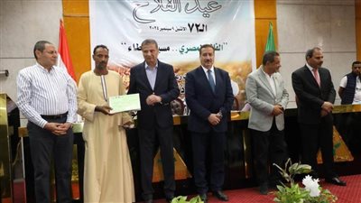 العيد 72 للفلاح.. وزير الزراعة يسلم عقود إصلاح زراعي وأدوات زراعية بالمحافظات