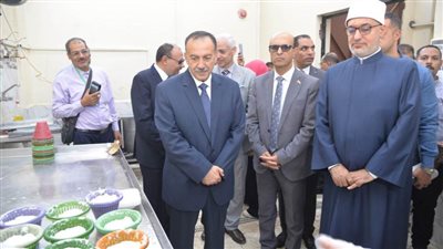 مفتي الديار المصرية ومحافظ أسيوط يتفقدان وحدتي تصنيع منتجات الألبان والمنظفات الصناعية بمركز المنتجات الزراعية
